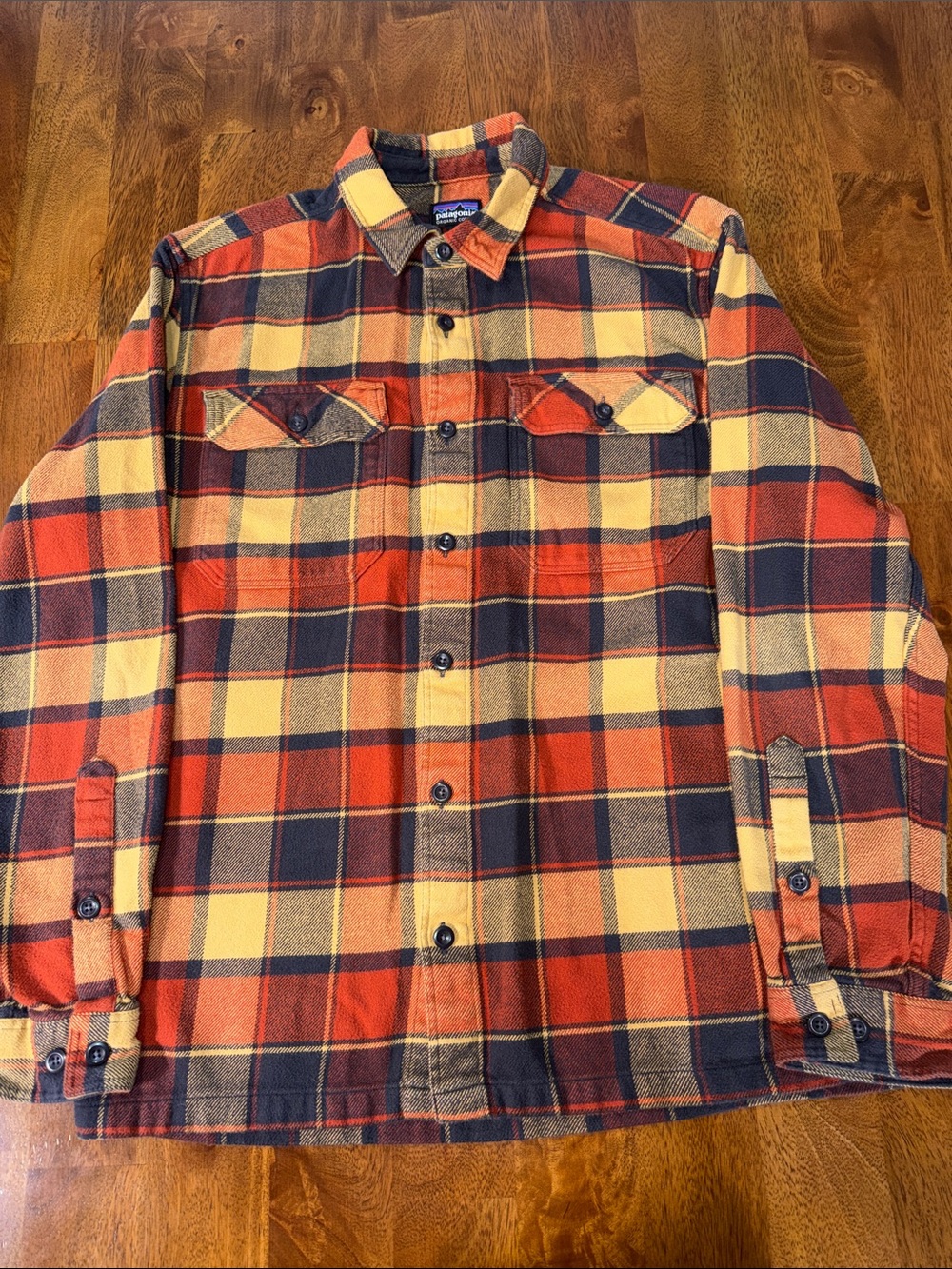 Patagonia organic cotton M Red Navy Cream Plaid Flannel Button-Up Shirt